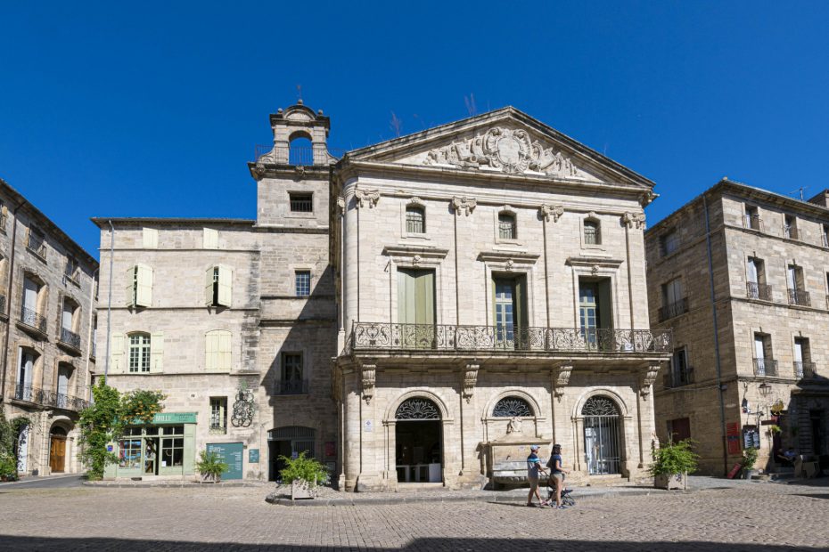une belle bâtisse du xvIII ème siècle, boutique d’artisanat gérée par les ateliers d'art de france